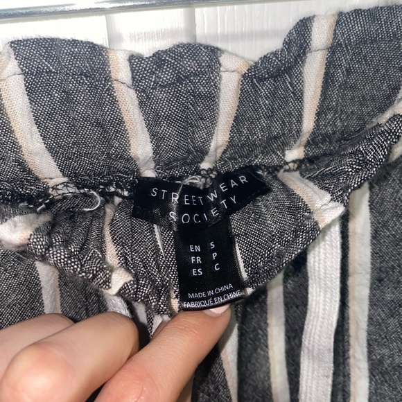 Linen shorts - Picture 2 of 3